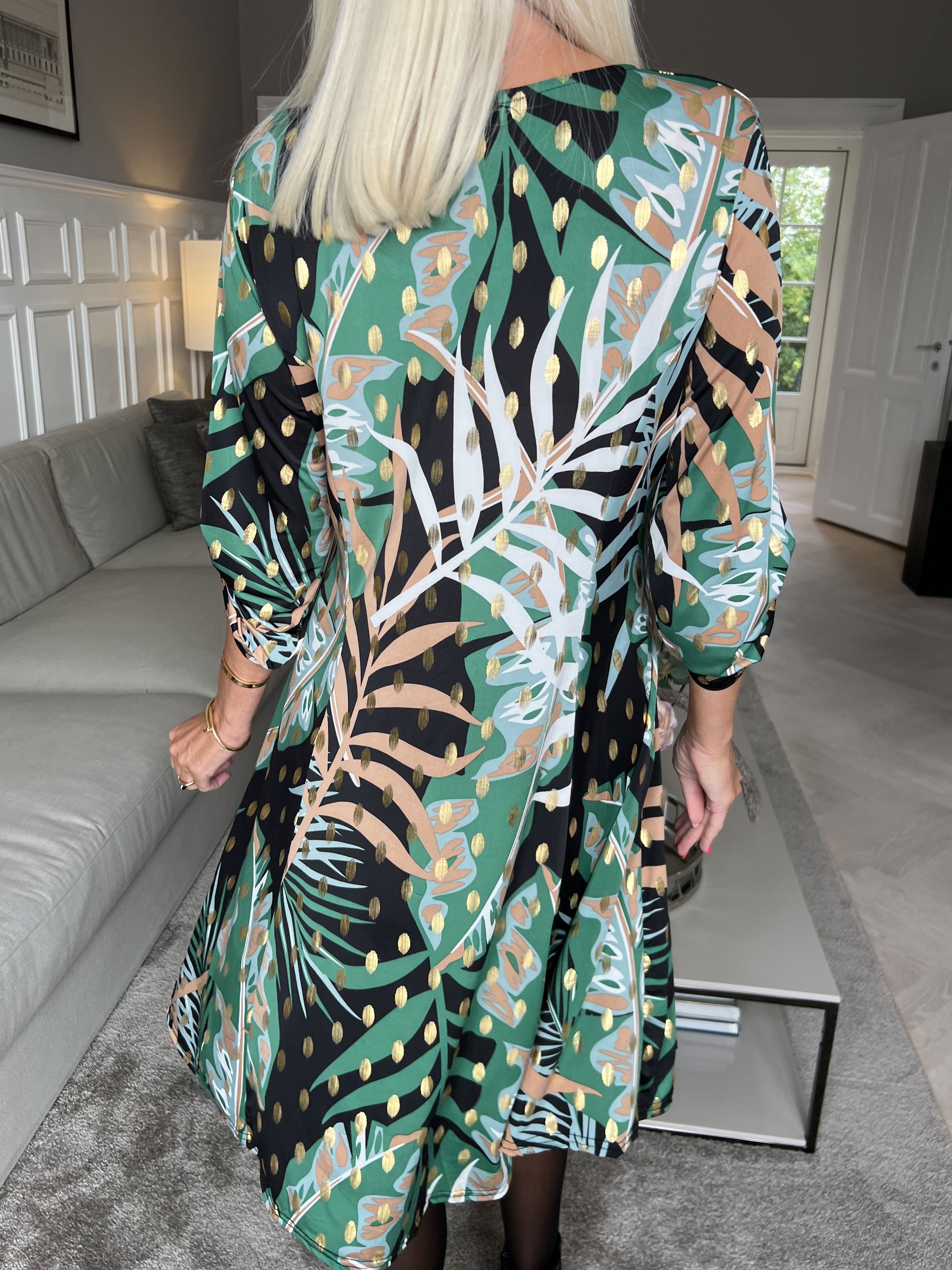 Maj Forest L/S - Elastisk mønstret kjole med gulddetaljer